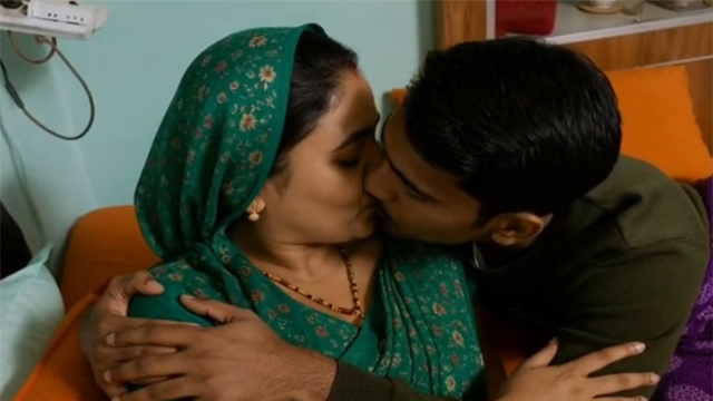 Desi Hot Aunty Bed – Romanse Kiss Viral Mms Video